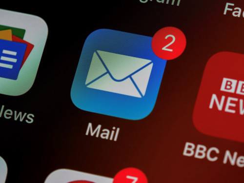 Aktuelle Entscheidung des BAG: Gehaltsabrechnung als elektronisches Dokument zum Abruf im digitalen Mitarbeiterpostfach reicht aus.